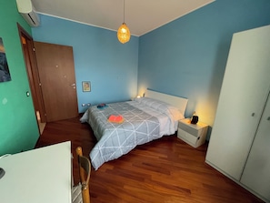 1 bedroom, desk, free WiFi, bed sheets