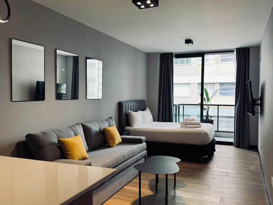 40-inch Smart TV with cable channels, Netflix, pay films