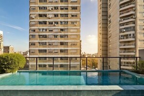 Una piscina al aire libre (de 09:00 a 20:00), sombrillas, tumbonas