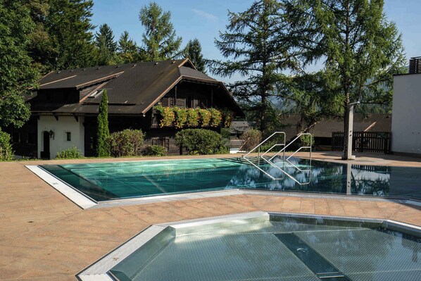 من حمّامات السباحة المغطاة