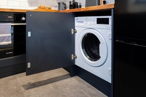 Interior - Modern 2 Bed Apartment Parking Southampton by At Hem (Southampton)