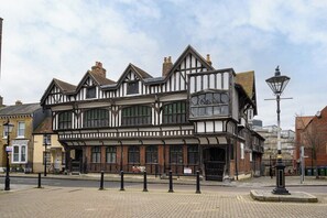 Exterior - Modern 2 Bed Apartment Parking Southampton by At Hem (Southampton)