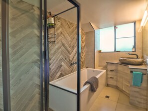 Bathroom - Stunner 2 min walk to beach & cafes (Torquay)