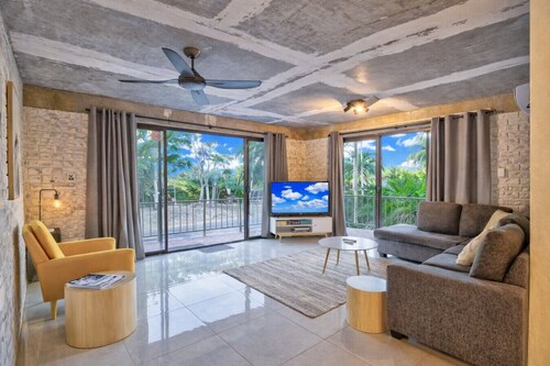 Stunner 2 min walk to beach & cafes