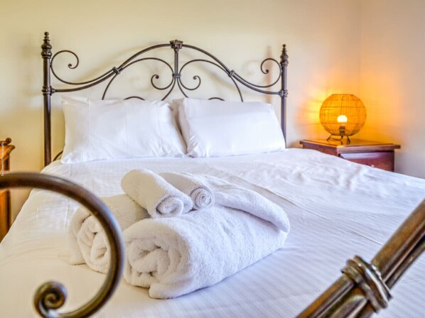 3 habitaciones, tabla de planchar con plancha, wifi y ropa de cama 