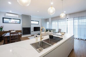 Unclassified image, 4 of 58, button