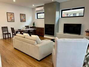 Télévision, cheminée