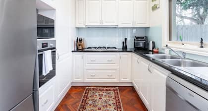 Brighton Chic: 2BR Townhouse Near Beach & Train