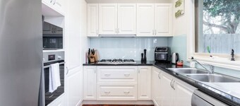 Brighton Chic: 2BR Townhouse Near Beach & Train