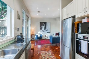 冰箱、微波炉、烤箱、炉灶