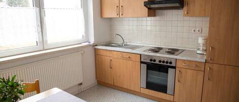 Kühlschrank, Ofen, Geschirrspüler, Wasserkocher mit Kaffee-/Teezubehör