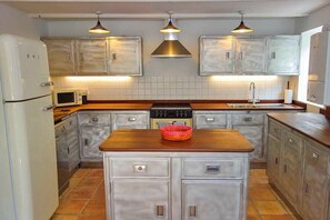 Frigorifero, microonde, forno, lavastoviglie