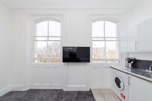 Fridge, microwave, oven, dishwasher - Brighton City Centre 1 Bedroom Flat BN15NOR17 (Brighton and Hove)