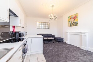 Fridge, microwave, oven, dishwasher - Brighton City Centre 1 Bedroom Flat BN15NOR17 (Brighton and Hove)