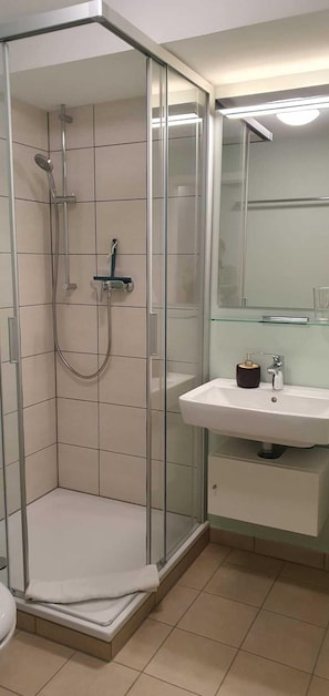 Shower, hair dryer, towels, soap - Berggasthof Willy Merkl (Schliersee)