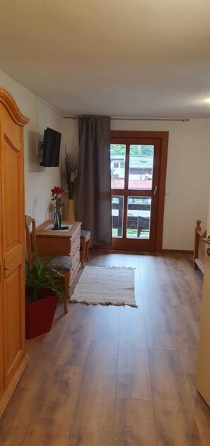 Chambre Double, balcon, vue lac | Literie hypoallergénique, décoration personnalisée