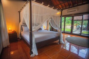 Luksusvilla, 3 soverom, privat basseng, hageutsikt | 3 soverom, safe på rommet, skrivebord for bærbar PC og blendingsgardiner