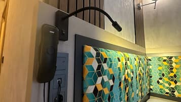 Standard-Doppelzimmer, Stadtblick | Zimmersafe, schallisolierte Zimmer, Bügeleisen/Bügelbrett