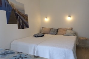 2 bedrooms, iron/ironing board, travel cot, WiFi - 100 M FROM BOISVINET BEACH, SMALL FISHERMAN'S COTTAGE (Saint-Gilles-Croix-de-Vie)