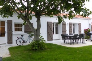 Outdoor dining - 100 M FROM BOISVINET BEACH, SMALL FISHERMAN'S COTTAGE (Saint-Gilles-Croix-de-Vie)