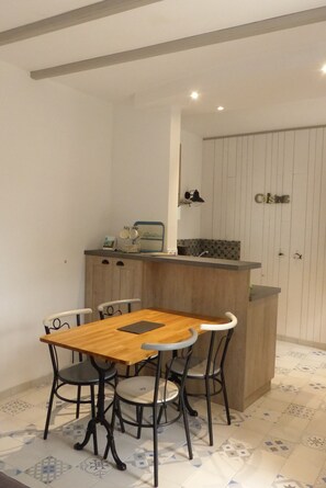 Dining - 100 M FROM BOISVINET BEACH, SMALL FISHERMAN'S COTTAGE (Saint-Gilles-Croix-de-Vie)