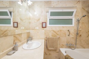 Ducha, secador de pelo, toallas