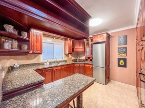 Kühlschrank, Mikrowelle, Ofen, Wasserkocher mit Kaffee-/Teezubehör
