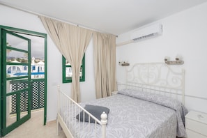 Tabla de planchar con plancha, wifi gratis y ropa de cama