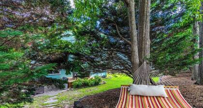 Blue Jay’s Retreat: King Bed & Fenced Yard