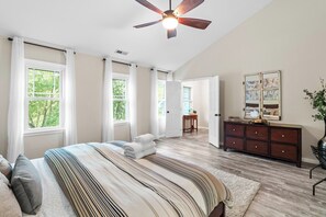 4 Schlafzimmer, Schreibtisch, Bügeleisen/Bügelbrett, WLAN