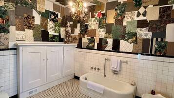 Suite #1 | Bathroom | Free toiletries, towels, soap, shampoo