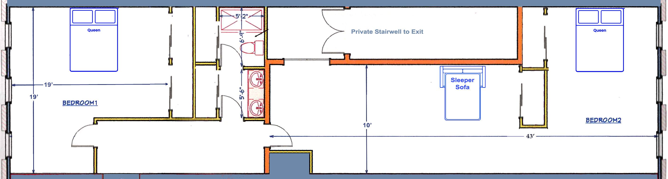 Plantegning af et hotelværelse med to soveværelser, et badeværelse, et tekøkken og en privat trappe til udgangen.