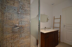 Shower, hair dryer, towels, toilet paper - Gite 8 Pers. 4 ch 3 SDE Dans un Ancien Corps de Ferme Écorénové, Près Rennes (Servon-sur-Vilaine)