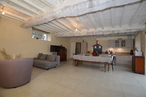 Living area - Gite 8 Pers. 4 ch 3 SDE Dans un Ancien Corps de Ferme Écorénové, Près Rennes (Servon-sur-Vilaine)