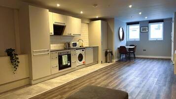 Kjøleskap, mikrobølgeovn, ovn og oppvaskmaskin