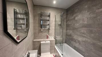 Hårføner, håndklær, såpe og sjampo