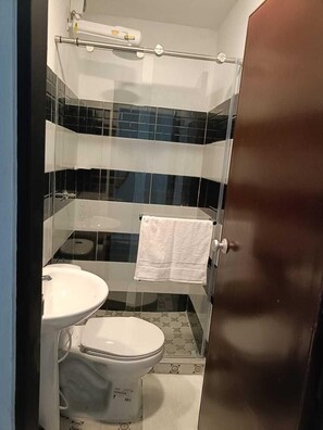 Family Room | Bathroom | Towels, soap, toilet paper - Hospedaje El Sueño de Sofia (Armenia)