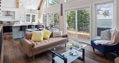 Lakefront Cottage w/ New Hot Tub, Skiing Nearby, Games Room & Stunning Views