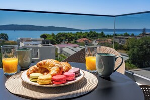 Outdoor dining - Luxury apartments Olive (Kaštel Sucurac)