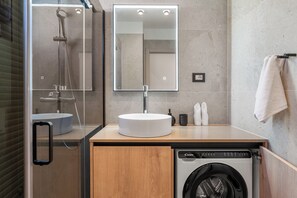 Douche, sèche-cheveux, serviettes fournies, savon