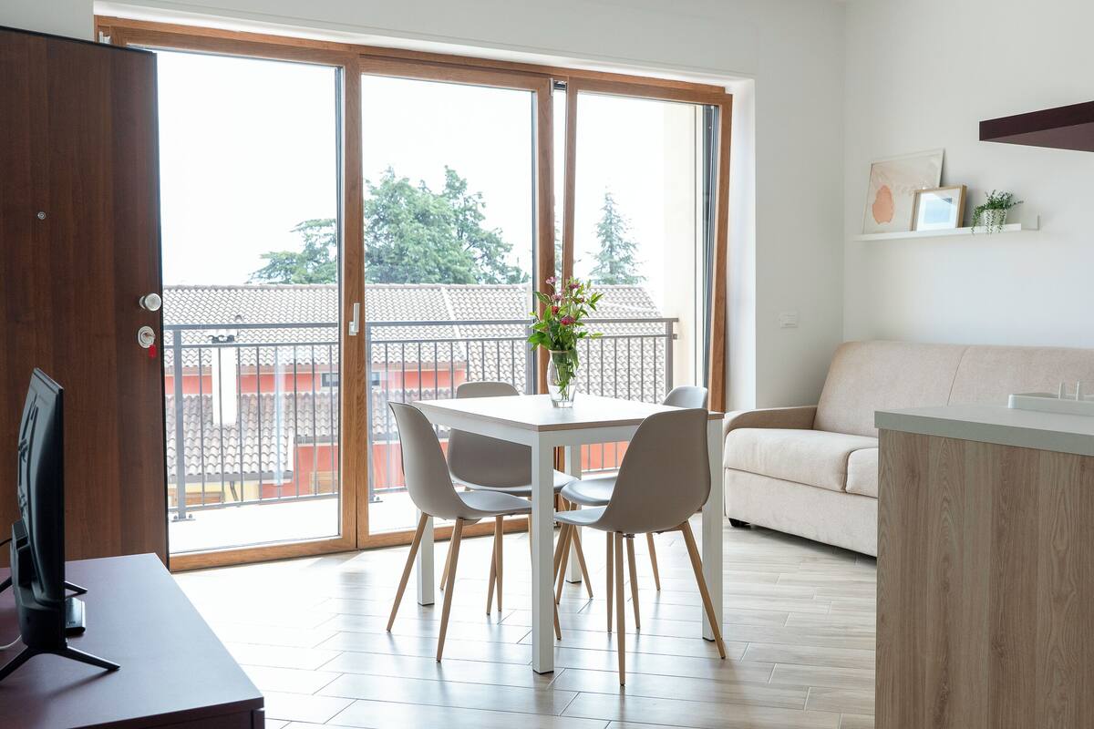 Departamento Deluxe, 2 habitaciones, balcón, vista a la montaña | Área de sala de estar | Televisión