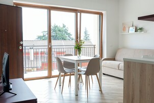 Appartamento Deluxe, 2 camere da letto, balcone, vista montagna | Area soggiorno | TV