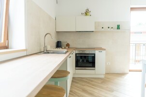 Appartamento Comfort, 2 camere da letto, balcone, vista montagna | Cucina privata | Frigorifero con congelatore, forno, piano cottura, lavastoviglie