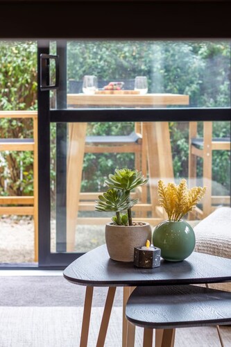Latimer Square Luxe: 1BR w/ Sofa Bed