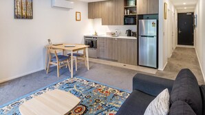 Un appartement moderne comprenant un coin repas, une kitchenette et un espace de vie.