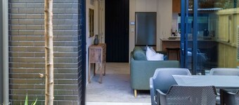 Merivale Gem: 2BR Townhouse Oasis