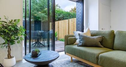 Merivale Gem: 2BR Townhouse Oasis