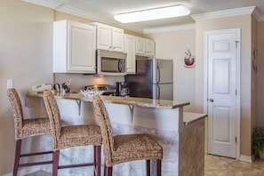 Een koelkast, een microgolfoven, een oven, een kookplaat