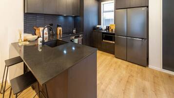 Refrigerador, microondas, horno, placa de cocina