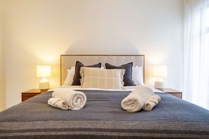 3 室のベッドルーム、アイロン / アイロン台、WiFi (無料)、ベッドシーツ